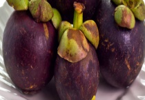 山竹里面的核能吃吗？怎么剥皮方便 有什么食用禁忌