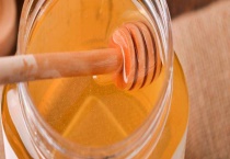蜂蜜价格由什么决定的 由蜂种、蜜源、成熟度、纯度、市场决定