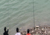 在江边钓鱼可用哪些饵料 江边怎么钓鱼