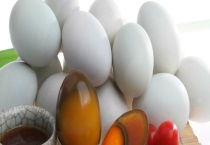 放了一年的皮蛋还能不能吃 如何判断皮蛋是否变质