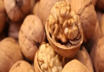 核桃里有虫子还能不能吃 核桃里面为什么会长虫子