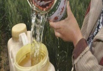 浅谈杀菌剂与杀虫剂、调节剂、叶面肥等的混用技术性 注意需要根据病害不同来有效的稀释液浓度值