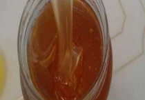 乌桕蜜的真假怎么鉴别 从色泽、香味、口感、结晶、价格等方面鉴别