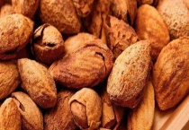 巴旦木和杏仁区别？ 种类、外形、口感和功效均不同