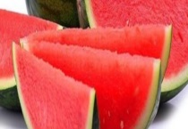 无籽西瓜对人有害吗？吃西瓜有什么好处 吃西瓜有什么禁忌吗？
