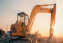 拉铲挖土机的挖土特点是直上直下自重切土对吗？