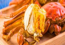 吃螃蟹能喝牛奶吗？